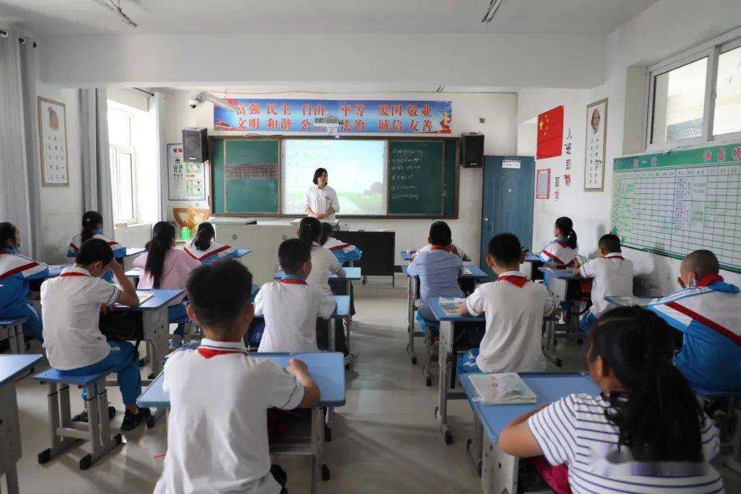 阿拉善右旗小学领导团队的教育理念与实践探索